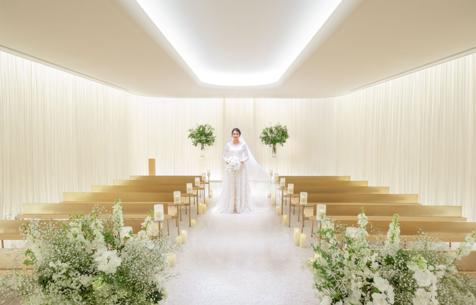 織りなしてできた絹に優しく包み込まれる、温かなチャペル