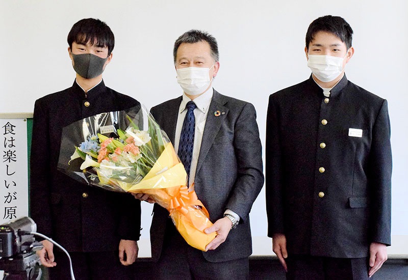 毛塚総料理長による学校給食の提供、講演が紹介されました