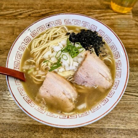 【グルメガイド】ラーメン編 大宮駅西口で味わう濃厚な旨み!煮干中華そば専門「煮干丸」
